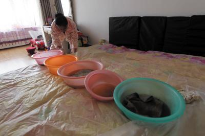 古交楼上漏水，住户失联，小区没物管，业主维权难！律师来支招……